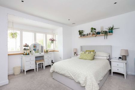 Exceptional eco-conscious coastal home with luxury finishes and sea views. - Photo 3