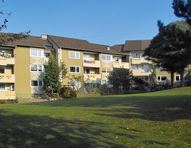 Großzügiges Wohnzimmer und eleganter Design-Bodenbelag in den Räumen - Photo 1