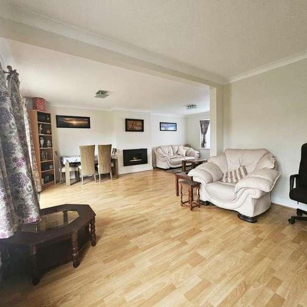 Coburg Gardens, Ilford, IG5 - Photo 1