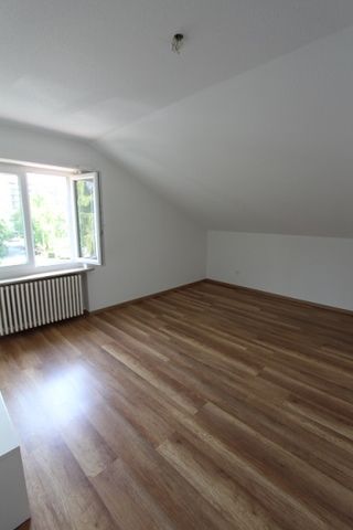 Per sofort zu vermieten: 3.5 Zi-Dachwohnung mit eigener Waschmaschine und Tumbler, Friedhofstrasse 15 in 2540 Grenchen - Photo 2