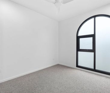 Luxurious 3 Bed + Study Villa in Prestigious Bundall Complex - Photo 6