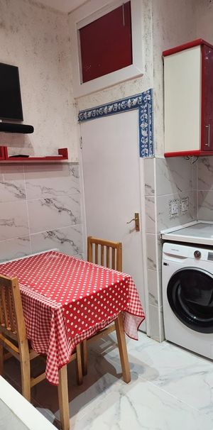 Room in a Shared Flat, Woodhouse, LS2 - Photo 2