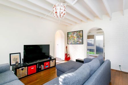 City Fringe 2 bedroom townhouse in well maintained garden setting - Photo 4