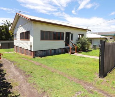QUAINT COTTAGE CLOSE TO TOWN - Photo 5
