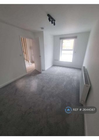 2 bedroom semi-detached house to rent - Photo 4