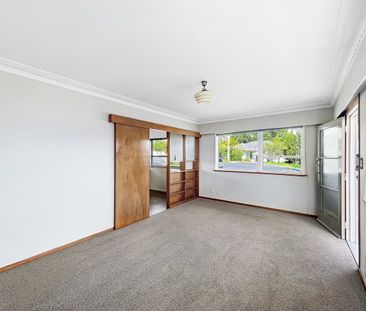 Convenient 2-Bedroom Front Unit in New Windsor - Photo 2