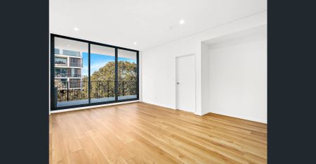 Spacious Apartment in Ideal Location - Photo 3