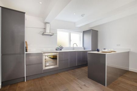 A fantastic one bedroom split level flat in a central Wimbledon location. - Photo 4