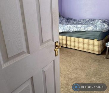 1 bedroom in a house share to rent - Photo 2