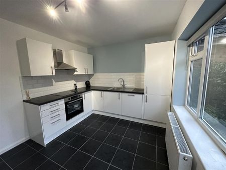 3 bedroom detached house to rent - Photo 4