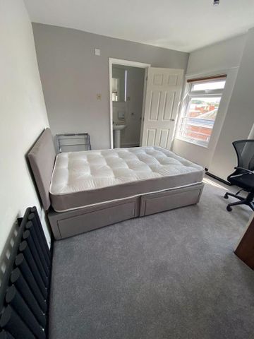 1 bedroom in a house share to rent - Photo 3