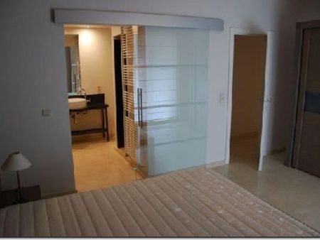 WOLUWE ST. PIERRE : APPARTEMENT MEUBLE 3 CHAMBRES + TERRASSES - Woluwé-saint-pierre - Photo 4