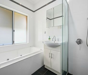 Charming 3- bedroom home - Photo 4