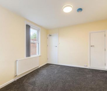 4 bedroom semi-detached house to rent - Photo 3