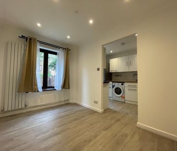 4 Bed Terraced House, Harrier Way, E6 - Photo 5
