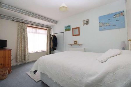 Albain Crescent, Ashford, TW15 - Photo 4