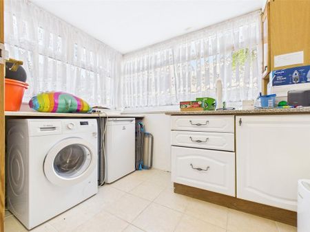 4 bedroom semi-detached house to rent - Photo 2