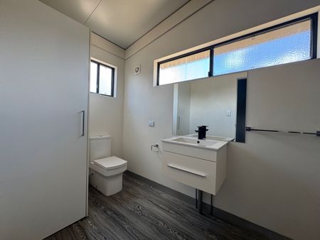 Modern Two Bedroom Furnished Unit - Photo 5