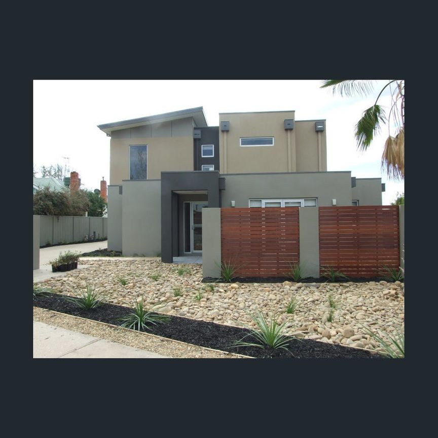 LOW MAINTENANCE, CENTRAL TOWNHOUSE - Photo 1