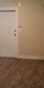 2 bedroom basement suite $1750 including utilities & 1 small car parking - Photo 4