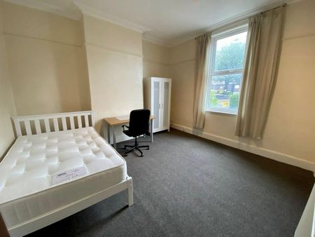 6 bedroom terraced house to rent - Photo 3