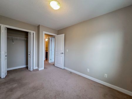 Modern 3 Bedroom Townhouse In Panatella | Garage | Fireplace - Photo 2