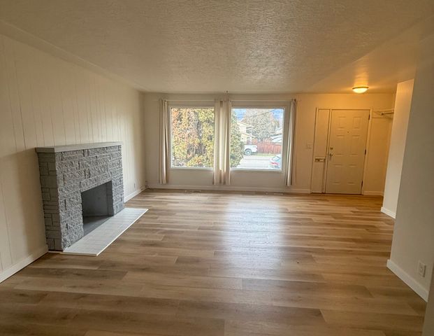 3 bed 1 bath top floor downtown Kelowna - Photo 1