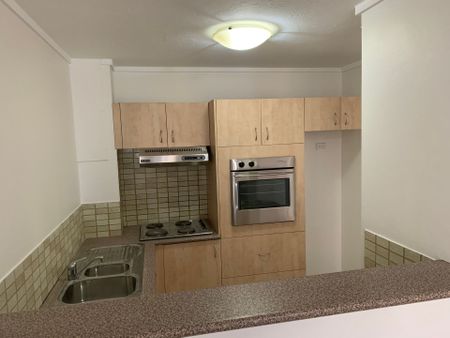 TOP FLOOR REFRESHED 2 BEDROOM APARTMENT WITH PARKING - Photo 4