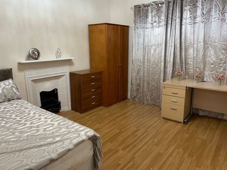 5 Bed Terraced House, Milverton Road, M14 - Photo 2