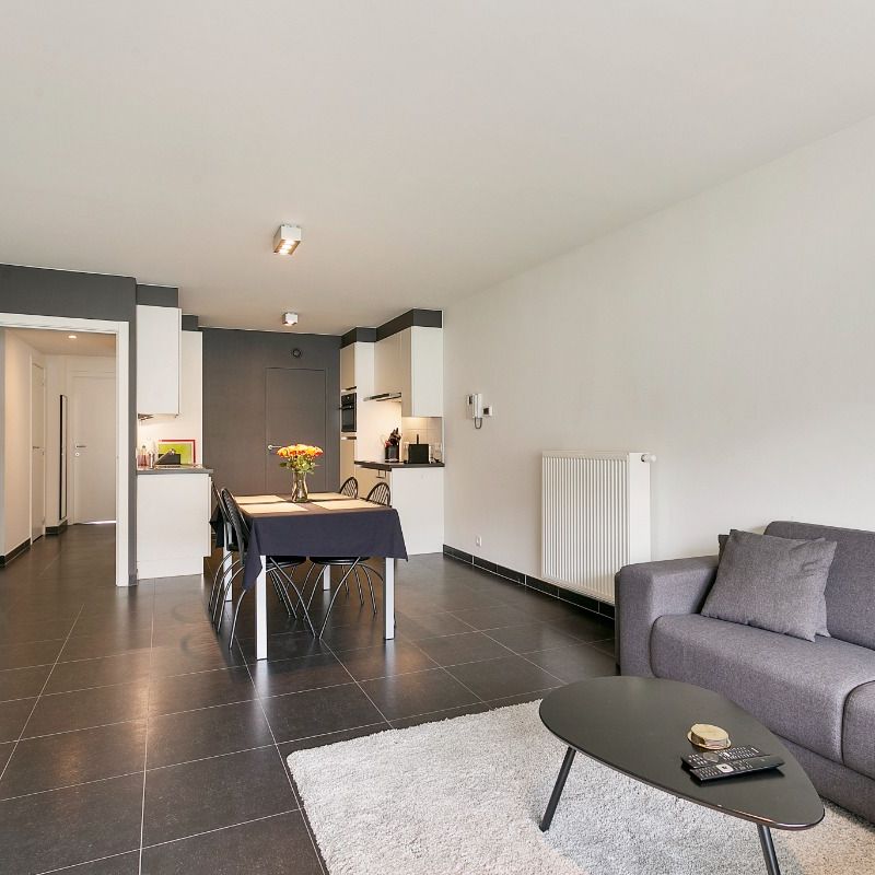 Gelijkvloers appartement met 2 slaapkamers en tuin te huur. - Photo 1