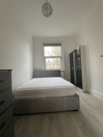 2 Bed Flat, London, W3 - Photo 3