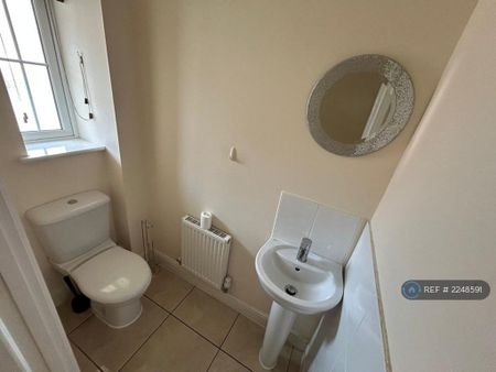 3 bedroom semi-detached house to rent - Photo 4