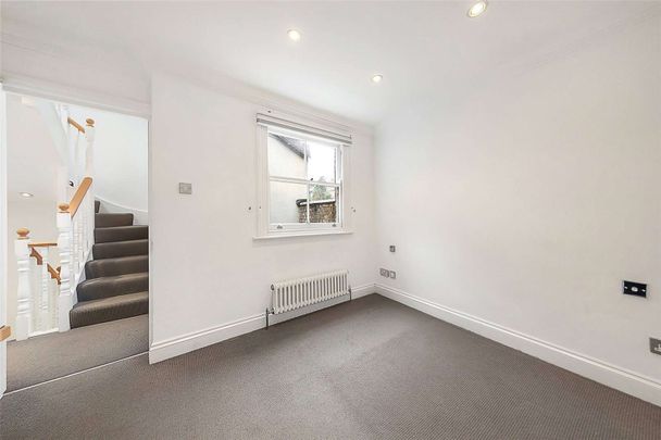 A two bedroom mews house ideally located to St. John's Wood Station. - Photo 1