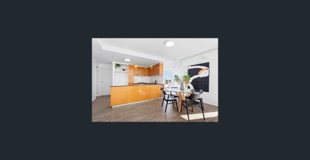 Light-Filled Corner Apartment with Sweeping City Views - Photo 2