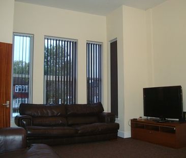 6 Bedroom Student House in Fallowfield - Photo 3