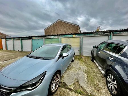 3 bedroom end of terrace house to rent - Photo 4