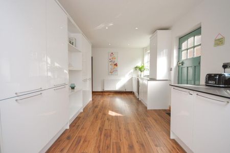 4 bedroom detached house to rent - Photo 2