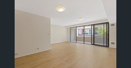 CONVENIENT SPACIOUS FREMANTLE APARTMENT - Photo 2