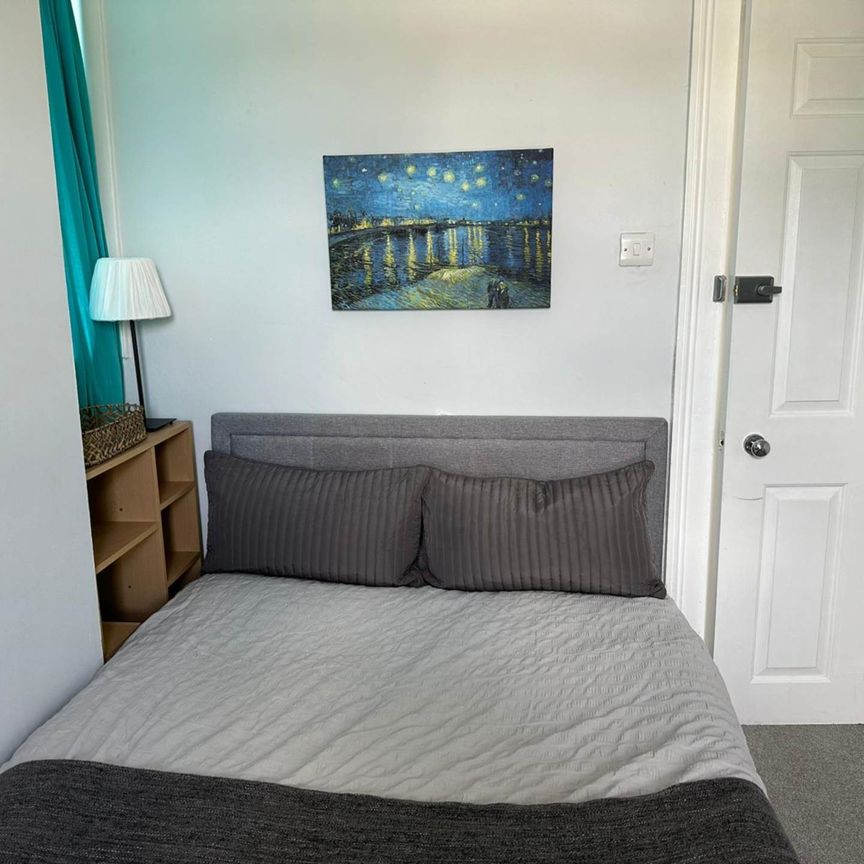 Room 3: Flat 4, 30 Stoke Road, Guildford, GU1 4HR - Photo 1