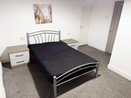 1 bedroom in a flat share to rent - Photo 2