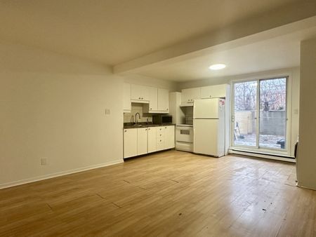 Logement de deux chambres (1 chambre + bureau) offert en location semi-meublée dans le secteur de Ville-Marie. - Photo 3