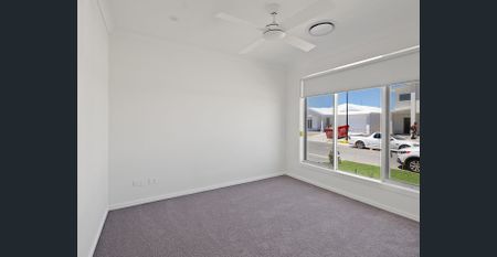 Modern Family Living with two living areas - Photo 2