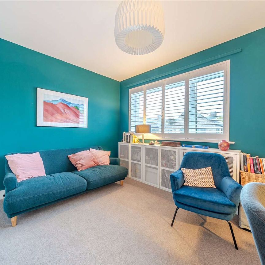 A beautifully presented two-bedroom home with parking. - Photo 1