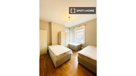 Bed for rent in 2-bedroom apartment in Inchicore, Dublin - Photo 2