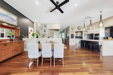 Stunning Fully Furnished 4-Bedroom Queenslander with Pool & Garden Maintenance Included - Photo 4