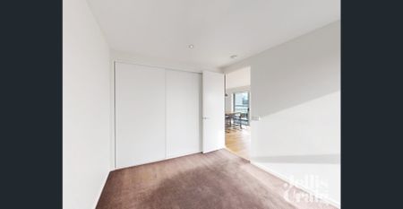 Large & Light Filled Apartment - Photo 5