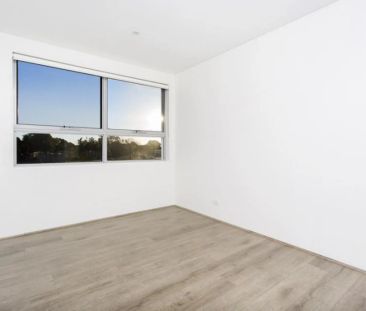 Modern and Sophisticated One Bedroom Apartment - Photo 4