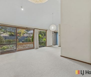 Bright & Charming Townhouse with Courtyard - Photo 2