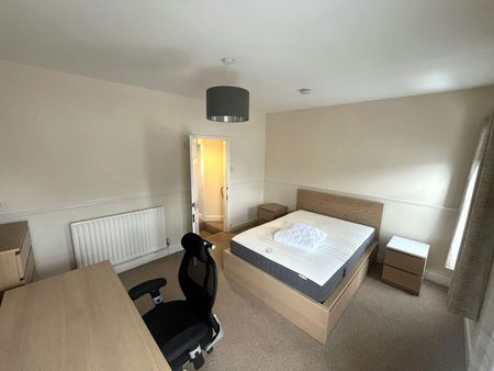 Terraced House to rent on - Photo 3