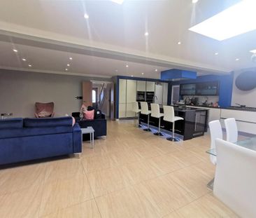 5 bedroom detached house to rent - Photo 3